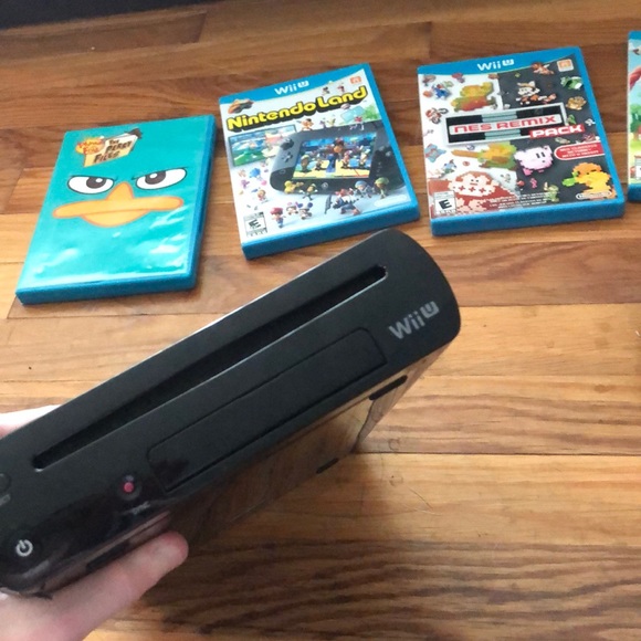 Nintendo Wii U 32GB Black (NintendoLand Bundle) - Picture 3 of 3